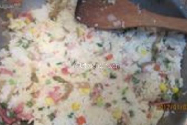 培根榨菜蛋炒饭的做法图解7
