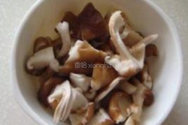 香菇炒油菜的做法图解1