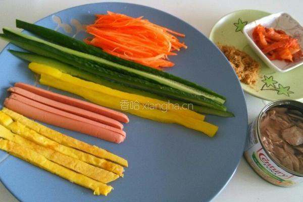 金枪鱼辣白菜紫菜包饭的做法图解3