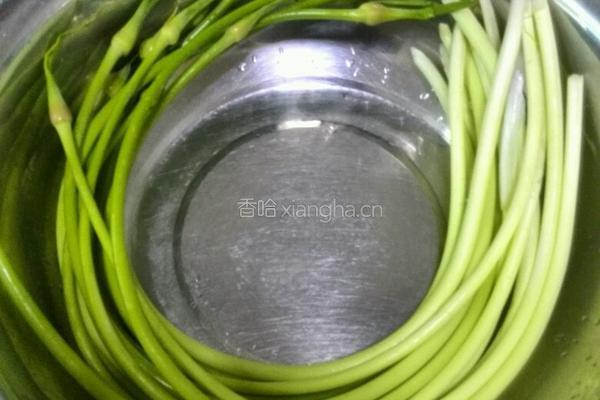 家常蒜苔炒五花肉的做法图解1