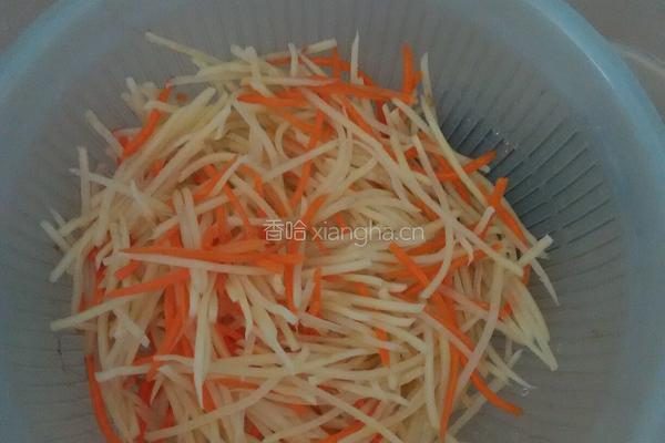 土豆丝炒胡萝卜丝的做法图解1