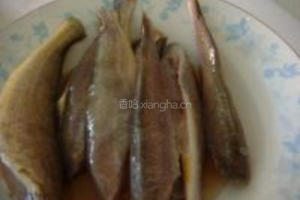 香辣小黄鱼的做法图解1