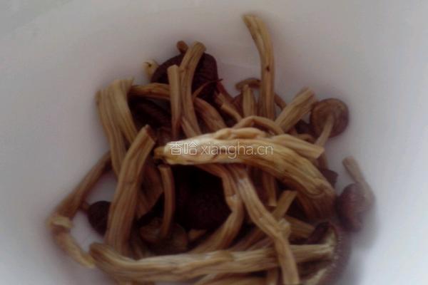 茶树菇炖鸡汤的做法图解3