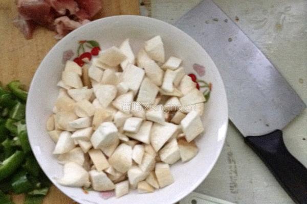 肉片鸡腿菇的做法图解1
