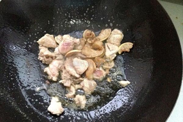 肉片鸡腿菇的做法图解3