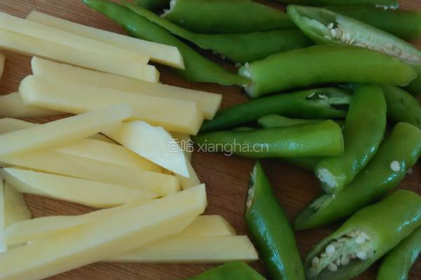 土豆杭椒炒肉条的做法图解1