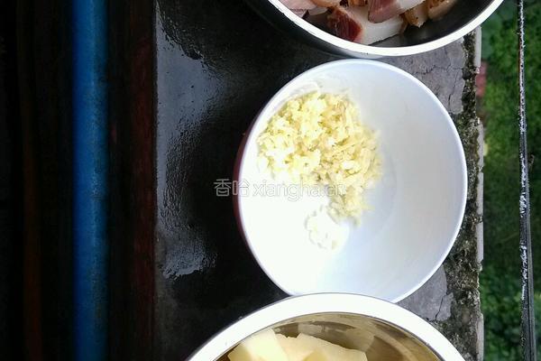 腊肉土豆糯米饭的做法图解1