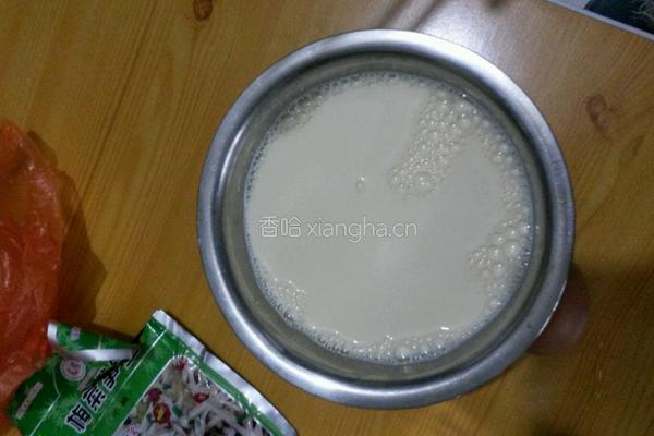牛奶鸡蛋羹的做法图解2