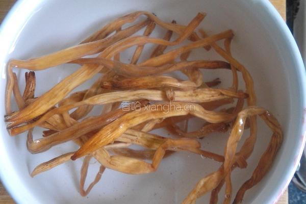 黄花菜炖菜鸭的做法图解5