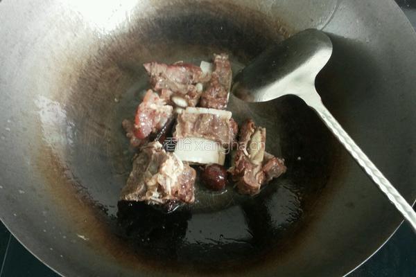 藕闷牛排的做法图解3