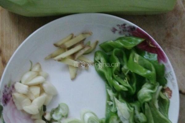 西葫芦炒肉的做法图解1