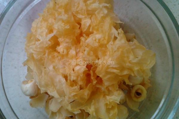 雪梨银耳养颜羹的做法图解2