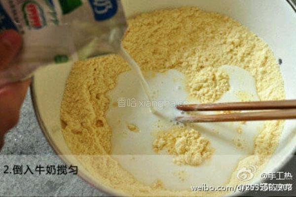 奶香玉米面的做法图解2