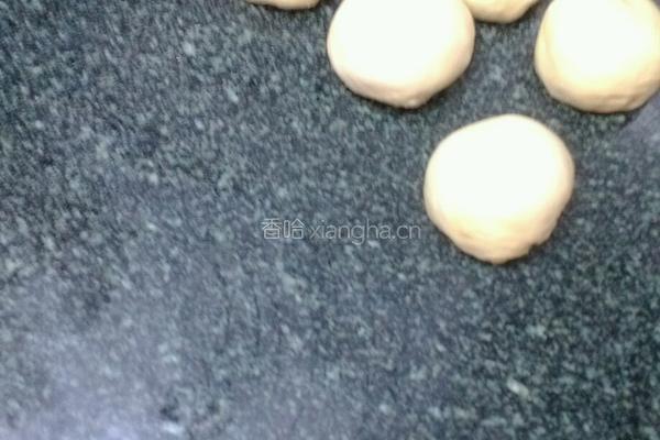 豆沙卷面包的做法图解3