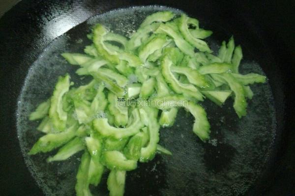 虾仁肉末炒苦瓜的做法图解2