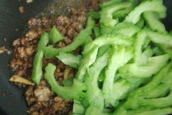 虾仁肉末炒苦瓜的做法图解5