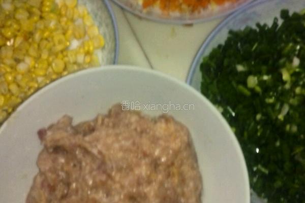 玉米红罗卜肉饺的做法图解1