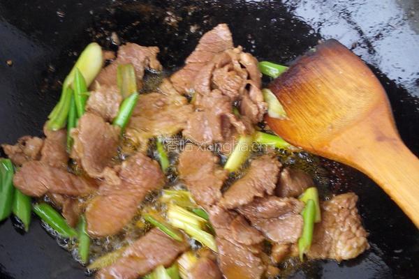 肉片炒时蔬的做法图解2