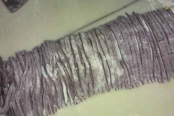 杂酱紫薯手工面的做法图解2