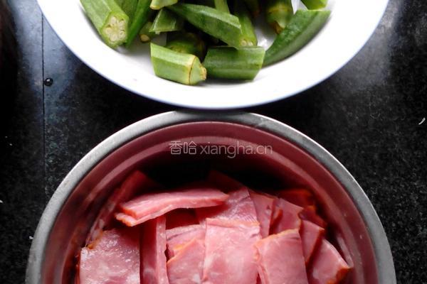 秋葵炒培根的做法图解2