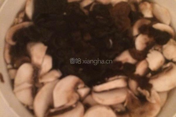 鲜香鸡腿汤的做法图解2