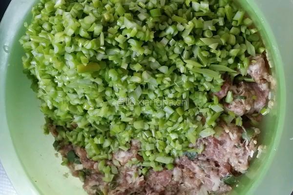 蒜薹大肉水饺的做法图解1