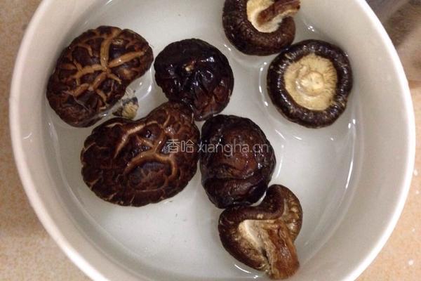 香菇炆鸡肉的做法图解2