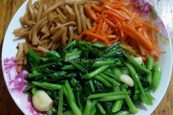 鸡肉火腿肠炒面的做法图解2