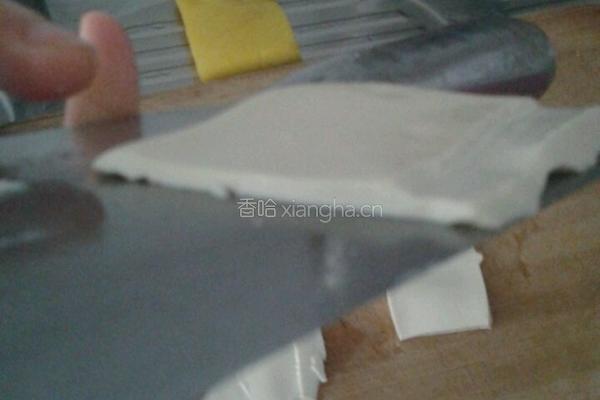 豆腐炒芹菜的做法图解1