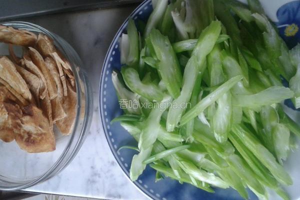 豆腐炒芹菜的做法图解5