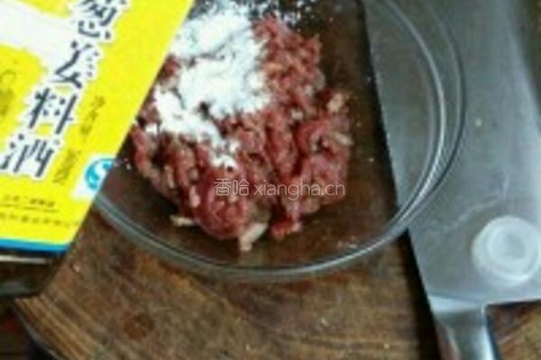 泡椒炒牛肉的做法图解1