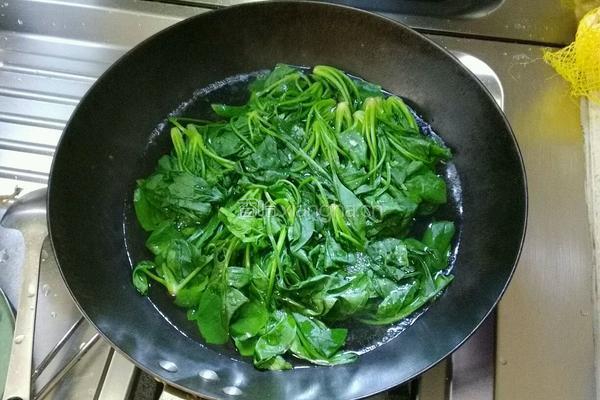 菠菜炒鸡蛋的做法图解2