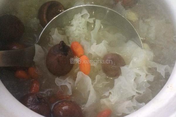 虞氏桂圆莲子银耳汤的做法图解2