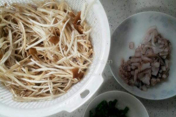 茶树菇炒鱿鱼的做法图解1