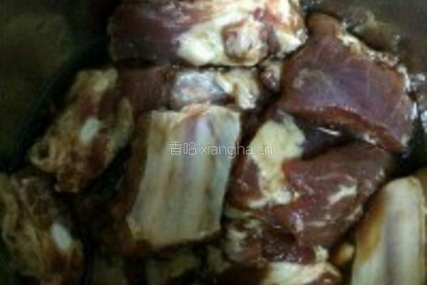 排骨焖饭的做法图解1