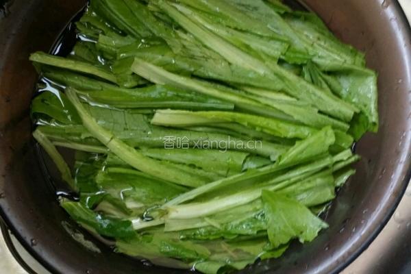 豆豉鲮鱼炒油麦菜的做法图解1