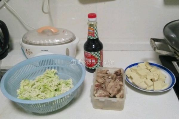 懒人豆腐烧排骨的做法图解1