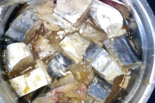 豆瓣酱焖鱼的做法图解2