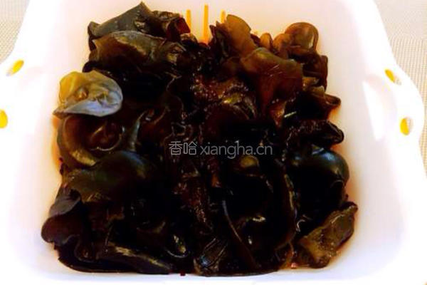 凉拌酸辣木耳的做法图解1