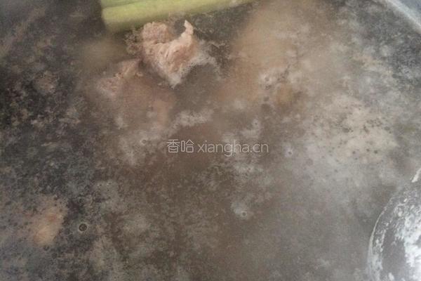 棒骨炖酸菜的做法图解1
