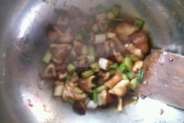 蒜苗香菇肉酱面的做法图解3