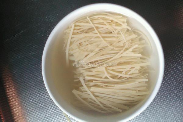 百叶蒸香肠的做法图解1