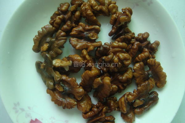 韭菜炒核桃仁的做法图解5