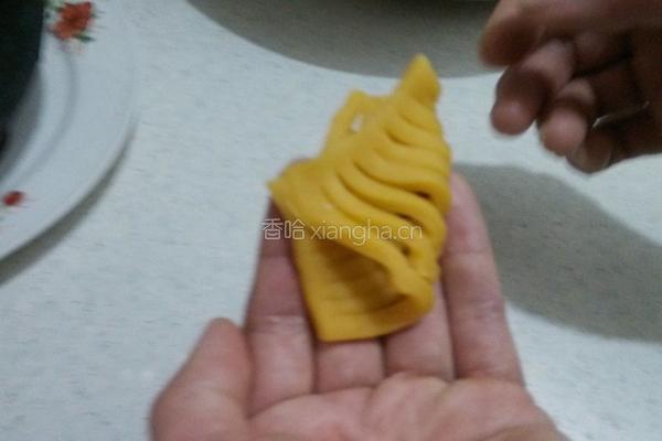 蛋黄菊花馓的做法图解9