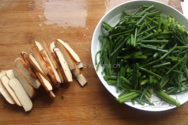 韭菜苔炒香干的做法图解2