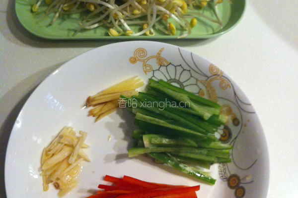 鲮鱼炒豆芽的做法图解1