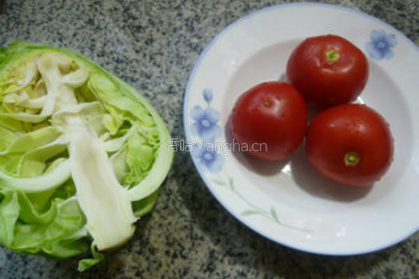 番茄炒牛心菜的做法图解1