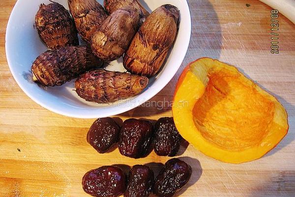 南瓜蜜枣炖芋头的做法图解1