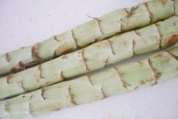 莴笋鲜榨菜的做法图解1