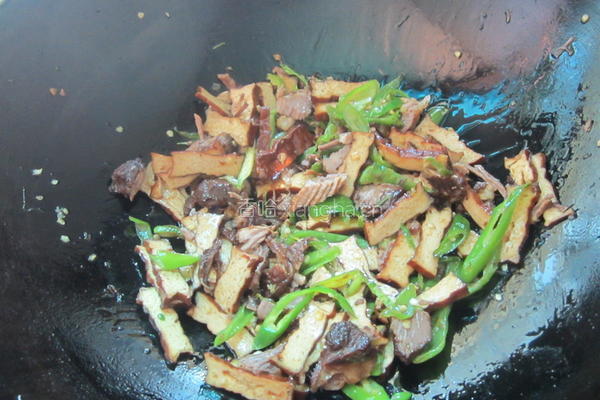 辣椒炒卤肉卤香干的做法图解7